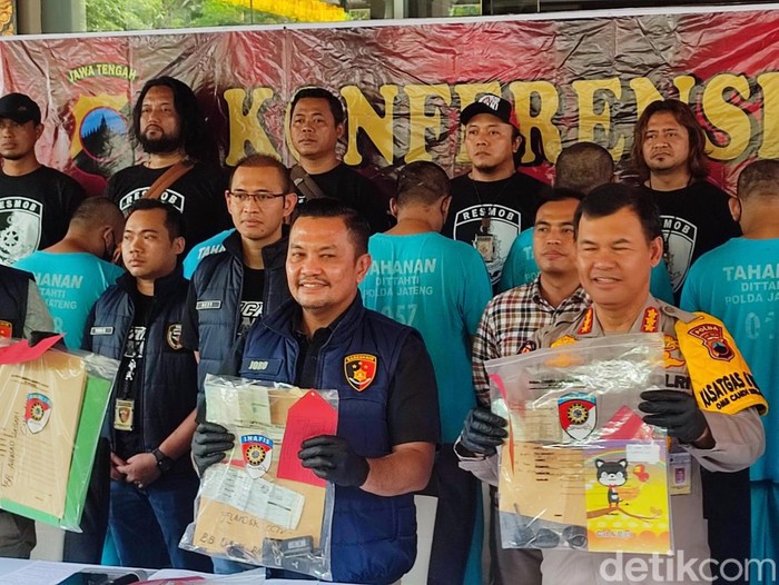 Dirkrimsus Polda Jateng Kombes Johanson Ronald Simamora memberikan keterangan pers terkait penangkapan debc collector di Semarang, Kamis (7/12/2023).