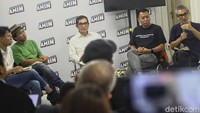 Hadir para pembicara yakni Ketua Dewan Pakar Timnas AMIN Hamdan Zoelva (tengah), juru bicara AMIN Marco Kusumawijaya (kanan), seniman Betawi Kojek Rap (kedua kanan), dan sejarawan JJ Rizal.