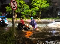 Jalan di Surabaya Tergenang Imbas Hujan Disertai Angin