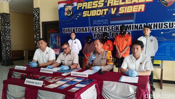 Ditreskrimsus Polda Papua menggelar konferensi pers kasus penipuan online oleh 3 pelaku asal Sulsel.