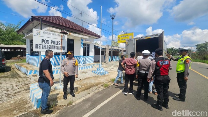 Polisi memeriksa kendaraan mengecek 4 tahanan narkoba yang kabur.