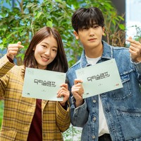 Dalam wawancaranya dengan Elle Korea, Park Shin Hye mengungkap perasaannya reuni dengan sahabat lamanya itu. “Kepribadiannya masih baik seperti biasanya. Dia pandai menerima pendapat orang lain, jadi aku merasa sangat nyaman bekerjasama dengannya,” ungkap ibu satu anak itu, seperti dilansir dari Soompi. Foto: dok. JTBC