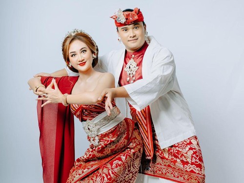 Echa Laksmi bersama suaminya. (Instagram @echalaksmi)