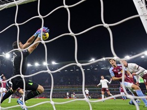 Keren! Aksi Emiliano Martinez Gagalkan 2 Peluang Erling Haaland