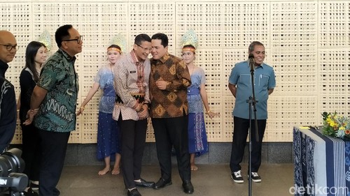 Erick Thohir dan Sandiaga Uno saat menghadiri Rakornas 5 DPSP di GMCC Golo Mori, Labuan Bajo, Rabu (6/12/2023). (Ambrosius Ardin/detikBali)