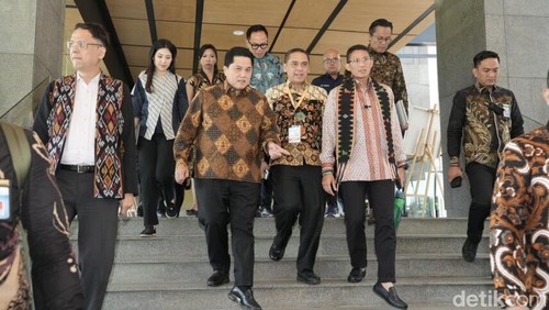 Erick Thohir dan Sandiaga Uno saat menghadiri Rakornas 5 DPSP di GMCC Golo Mori, Labuan Bajo, Rabu (6/12/2023). (Ambrosius Ardin/detikBali)