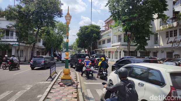 Forum Lalu Lintas Kota Malang bersama Pj Wali Kota Malang sidak kurang kemacetan di koridor Kayutangan.
