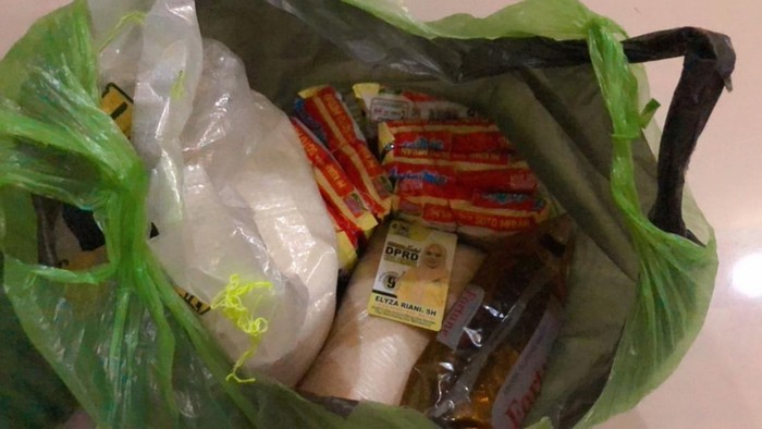 Foto paket sembako Baznas di kabupaten Bintan berisi Kartu nama caleg Bintan dapil I (Foto viral)