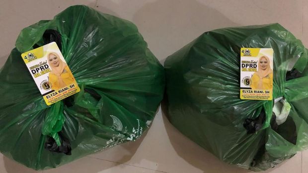 Foto paket sembako Baznas di kabupaten Bintan berisi Kartu nama caleg Bintan dapil I (Foto viral)