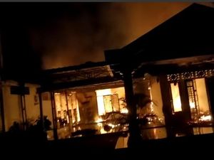 Ikut Padamkan Rumah yang Terbakar, Camat di Asahan Alami Luka Bakar