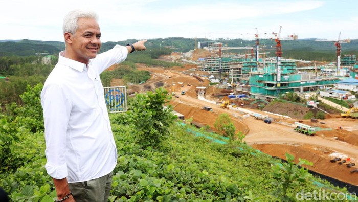 Capres nomor urut 3 Ganjar Pranowo mengunjungi Ibu Kota Negara (IKN) Nusantara di Kalimantan Timur, Kamis (7/12/2023). Ganjar menegaskan bakal melanjutkan pembangunan IKN jika terpilih jadi presiden nantinya.