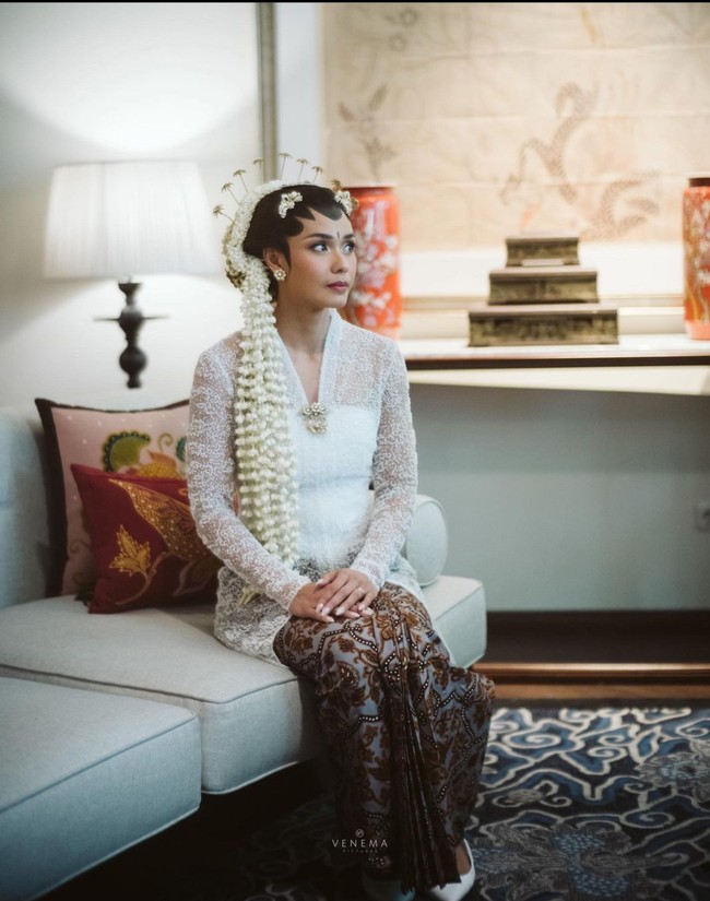 Adinia Wirasti dan Michael Wahr menikah pada Mei 2023. Artis berusia 36 tahun ini tampil ayu dalam balutan kebaya klasik putih rancangan Kraton World. Adinia menyempurnakan penampilannya dalam sentuhan yang kental adat Jawa dengan paes dan sanggul. Foto: Instagram