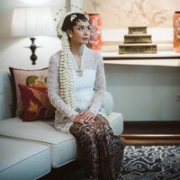 Adinia Wirasti dan Michael Wahr menikah pada Mei 2023. Artis berusia 36 tahun ini tampil ayu dalam balutan kebaya klasik putih rancangan Kraton World. Adinia menyempurnakan penampilannya dalam sentuhan yang kental adat Jawa dengan paes dan sanggul. Foto: Instagram