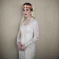 Kebaya pengantin putih yang dikenakan Jessica Mila juga bisa jadi inspirasi. Pemain sinetron Ganteng-ganteng Serigala ini tampil memukau dalam balutan adat Batak mengenakan kebaya yang dilengkapi Ulos Padang Ursa dan Songket Toba. Foto: Instagram