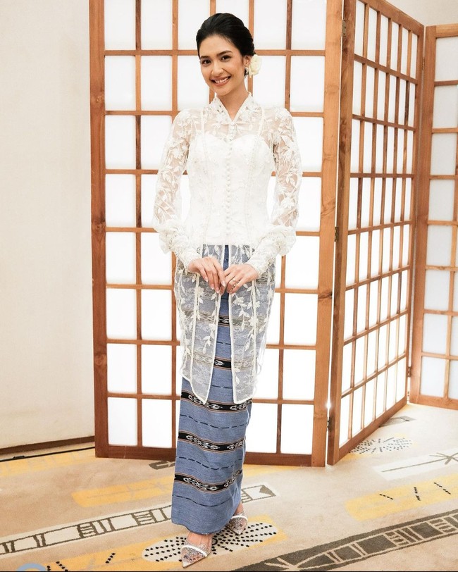 Malam sebelum pernikahan, pengantin Mikha Tambayong mengenakan kebaya Ambon dengan aksen kancing berhias bunga. Istri Deva Mahenra ini tampil anggun mengenakan kain tenun tanimbar sebagai roknya. Foto: Instagram