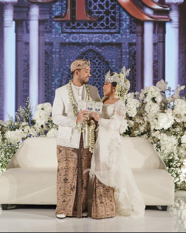 Kiky Saputri dinikahi Muhammad Khairi pada Januari 2023. Ia tampil sebagai pengantin Sunda dalam balutan kebaya putih yang disempurnakan dengan organza. Foto: Instagram