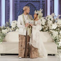 Kiky Saputri dinikahi Muhammad Khairi pada Januari 2023. Ia tampil sebagai pengantin Sunda dalam balutan kebaya putih yang disempurnakan dengan organza. Foto: Instagram