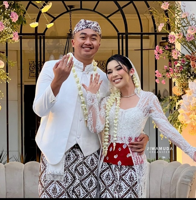 Adinda Thomas tampil memesona saat dinikahi Raka Akmal pada Oktober 2023. Pemain film berusia 30 tahun ini jadi pengantin adat Sunda mengenakan kebaya putih yang menjuntai lantai karya Ayung Berinda. Foto: Instagram