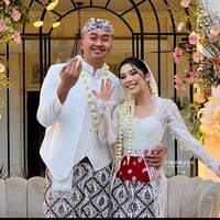 Adinda Thomas tampil memesona saat dinikahi Raka Akmal pada Oktober 2023. Pemain film berusia 30 tahun ini jadi pengantin adat Sunda mengenakan kebaya putih yang menjuntai lantai karya Ayung Berinda. Foto: Instagram