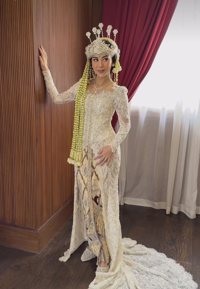 Jebolan Indonesia Mencari Bakat Fay Nabila resmi dipersunting Rama Restu pada Mei 2023. Saat akad, Fay Nabila terlihat cantik mengenakan kebaya putih, yang disempurnakan dengan veil dan ronce melati.  Foto: Instagram