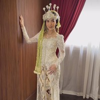 Jebolan Indonesia Mencari Bakat Fay Nabila resmi dipersunting Rama Restu pada Mei 2023. Saat akad, Fay Nabila terlihat cantik mengenakan kebaya putih, yang disempurnakan dengan veil dan ronce melati.  Foto: Instagram