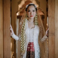 Model kebaya pengantin putih dari Bunga Citra Lestari ini bisa menjadi inspirasi. BCL melangsungkan pernikahan dengan Tiko Aryawardhana pada Sabtu (2/12/2023). Ia pun terlihat anggun dalam balutan kebaya pengantin putih karya Didit Maulana. Kebaya model kutubaru ini dilengkapi dengan obi merah, dan bawahan batik coklat. Foto: Instagram