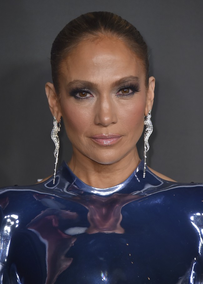 Gaya ibu dua anak itu kian sempurna dengan clutch velvet klasik dan anting berlian berbentuk buaya dari Orlov Jewelry. (Foto: Jordan Strauss/Invision/AP)