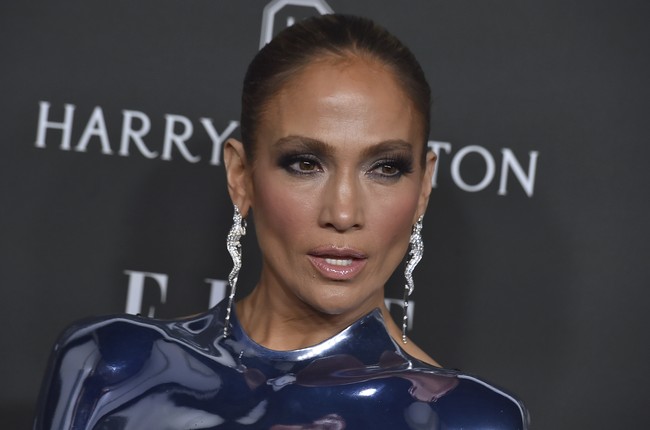 JLo menambah daftar para bintang yang tampil stylish dengan gaun berfitur breastplate. Versi Loewe karya Jonathan Anderson dalam rupa jumpsuit menemani aksi panggung Rihanna di Super Bow Halftime awal tahun ini. (Foto: Jordan Strauss/Invision/AP)