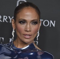 JLo menambah daftar para bintang yang tampil stylish dengan gaun berfitur breastplate. Versi Loewe karya Jonathan Anderson dalam rupa jumpsuit menemani aksi panggung Rihanna di Super Bow Halftime awal tahun ini. (Foto: Jordan Strauss/Invision/AP)