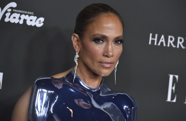 “Ini (gaun) antipeluru,” seloroh JLo di karpet merah saat ditanya Access Hollywood soal penampilannya. (Foto: Jordan Strauss/Invision/AP)