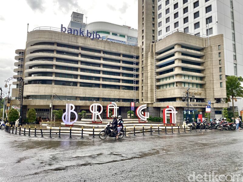 Gedung De Eerste Nederlandsch-Indische Spaarkas (DENIS), sekarang kantor pusat Bank Jabar Banten (BJB).
