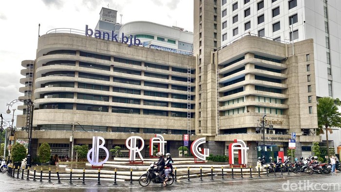 Gedung De Eerste Nederlandsch-Indische Spaarkas (DENIS), sekarang kantor pusat Bank Jabar Banten (BJB).