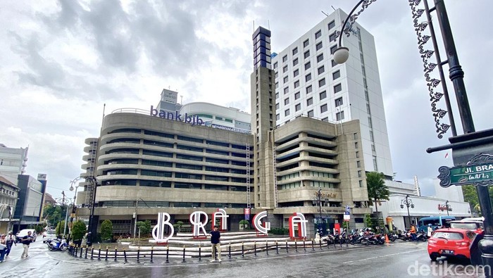 Gedung De Eerste Nederlandsch-Indische Spaarkas (DENIS), sekarang kantor pusat Bank Jabar Banten (BJB).