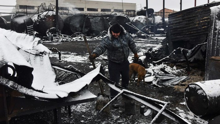Gegara Perang, Depo Minyak di Donetsk Ludes Terbakar A man inspects damage at an oil depot hit by recent shelling in the course of Russia-Ukraine conflict in Donetsk, Russian-controlled Ukraine, December 7, 2023. REUTERS/Valery Melnikov