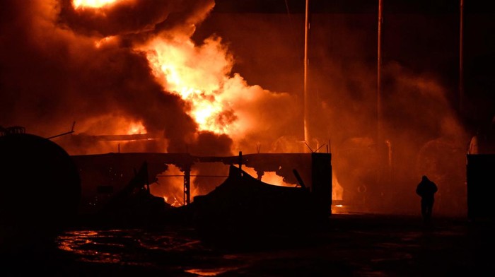 Gegara Perang, Depo Minyak di Donetsk Ludes Terbakar A man inspects damage at an oil depot hit by recent shelling in the course of Russia-Ukraine conflict in Donetsk, Russian-controlled Ukraine, December 7, 2023. REUTERS/Valery Melnikov