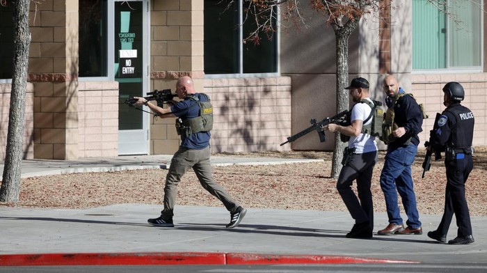 Geger Penembakan Massal di Universitas Las Vegas, 3 Orang Tewas Law enforcement officers head into the University of Nevada, Las Vegas, campus after reports of an active shooter, Wednesday, Dec. 6, 2023, in Las Vegas. (Steve Marcus/Las Vegas Sun via AP)