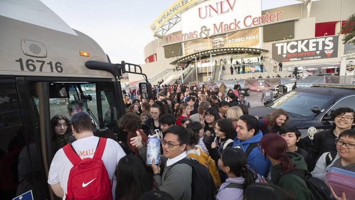 Geger Penembakan Massal di Universitas Las Vegas, 3 Orang Tewas University of Nevada, Las Vegas, students, faculty and staff board public buses to get off campus after a fatal shooting on Wednesday, Dec. 6, 2023, in Las Vegas. Many students, faculty and staff, were trapped on campus as roads were shut down and dorms were closed. (Steve Marcus/Las Vegas Sun via AP)