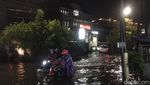 Jalan di Surabaya Tergenang Imbas Hujan Disertai Angin