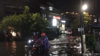 Jalan Ciliwung tergenangan setelah diguyur hujan lebat yang merata di Kota Surabaya.