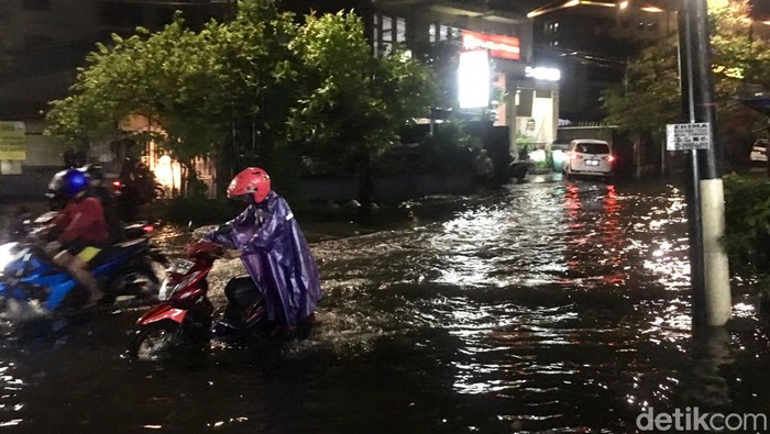 Genangan setinggi betis di Jalan Ciliwung Surabaya bikin puluhan motor mogok.