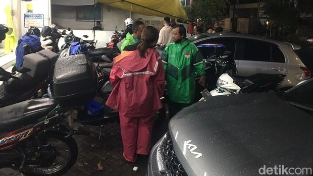 Genangan setinggi betis di Jalan Ciliwung Surabaya bikin puluhan motor mogok.