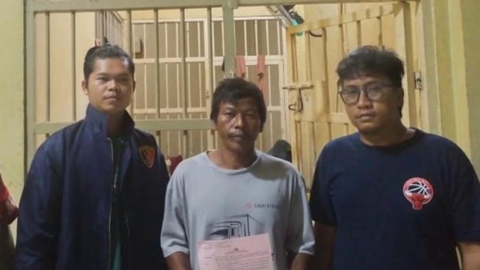Gus Nardi (tengah) ditangkap polisi karena mencabuli pasien