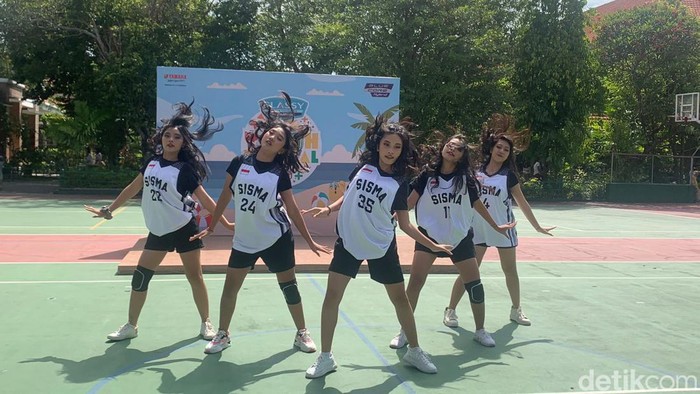 Hari terakhir roadshow Classy Yamaha Youth Festival 2023 menyambangi SMAN 7 Denpasar, Kamis (7/12/2023). (Rizki Setyo Samudero/detikBali)