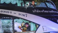 Penyebab kecelakaan itu belum dapat dipastikan. Namun polisi menduga sopir bus itu berkendara dalam keadaan mengantuk. Menurut data Organisasi Kesehatan Dunia, Thailand merupakan salah satu negara dengan tingkat kecelakaan lalu lintas tertinggi di dunia dengan sekitar 20.000 orang meninggal setiap tahunnya.