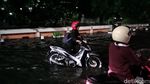Jalan di Surabaya Tergenang Imbas Hujan Disertai Angin