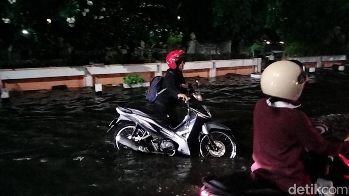 Hujan diserati angin sejumlah jalan di Kota Surabaya banjir Hujan diserati angin sejumlah jalan di Kota Surabaya banjir