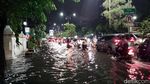 Jalan di Surabaya Tergenang Imbas Hujan Disertai Angin