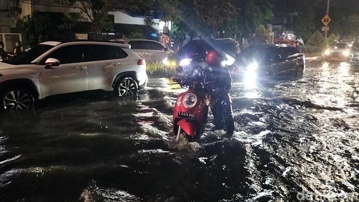 Hujan diserati angin sejumlah jalan di Kota Surabaya banjir