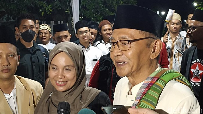 Istri Ganjar, Siti Atikoh, bersama pengasuh Pondok Pesantren An Nur Ngrukem, Bantul, DIY, Kiai Haji (KH) Yasin Nawawi (Tiara Aliya/detikcom)