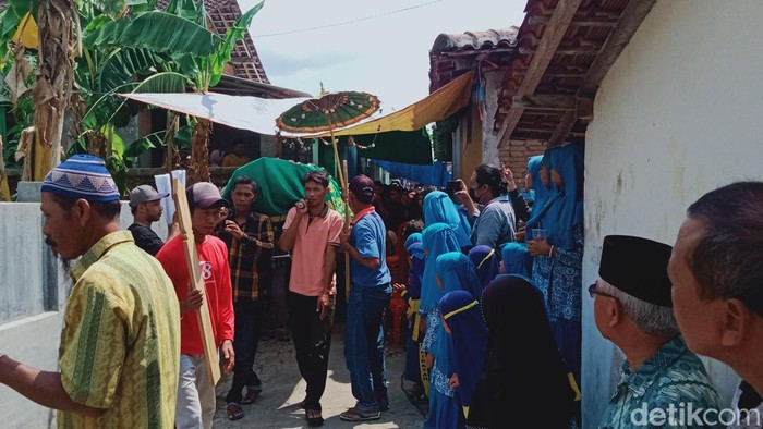 Jenazah FH dimakamkan di pemakaman Desa Ngreden, Kecamatan Wonosari, Klaten.